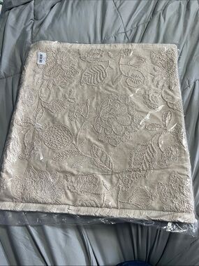 Beige pillow case 20”x21”